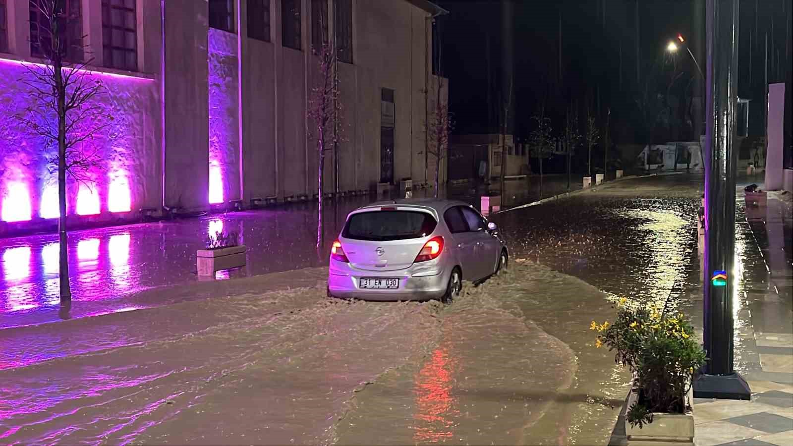 simseklerin geceyi aydinlattigi hatayda dolu yagisi yollari gole cevirdi 2
