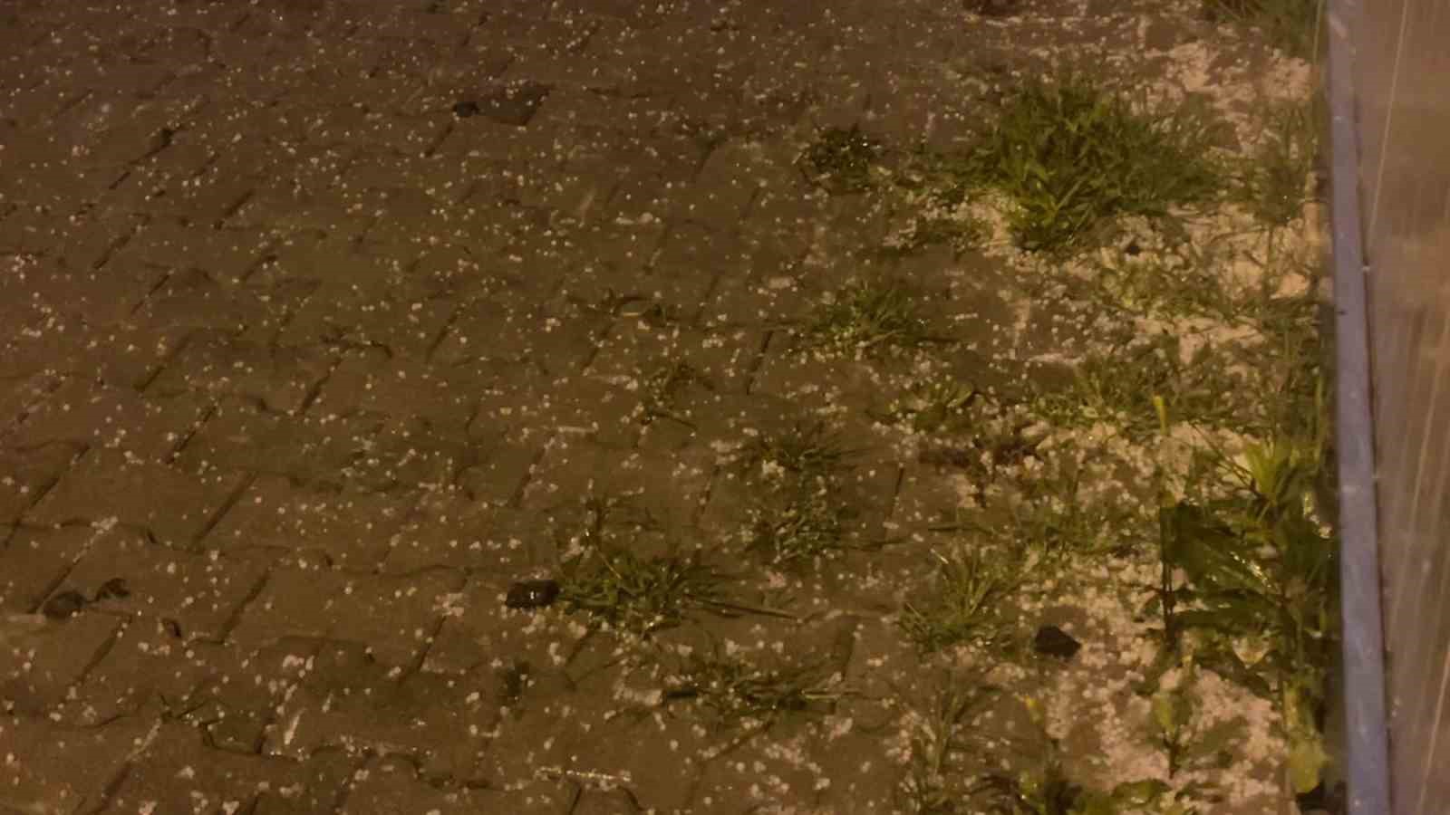 simseklerin geceyi aydinlattigi hatayda dolu yagisi yollari gole cevirdi 4 VjV3H7MN