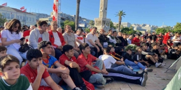 sinav-onlemleri-nedeniyle-meydanlarda-mac-yayini-etkinlikleri-iptal-mi3bgkwf.jpg