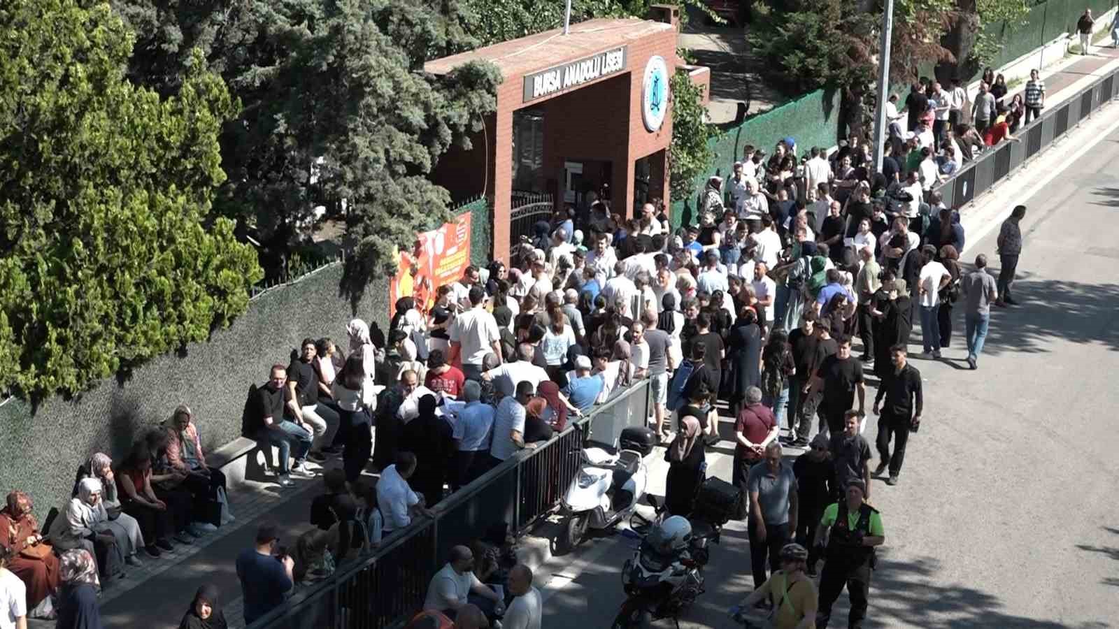 sinava 1 dakika kala polis yetistirdi 3 BJ7pBWX3