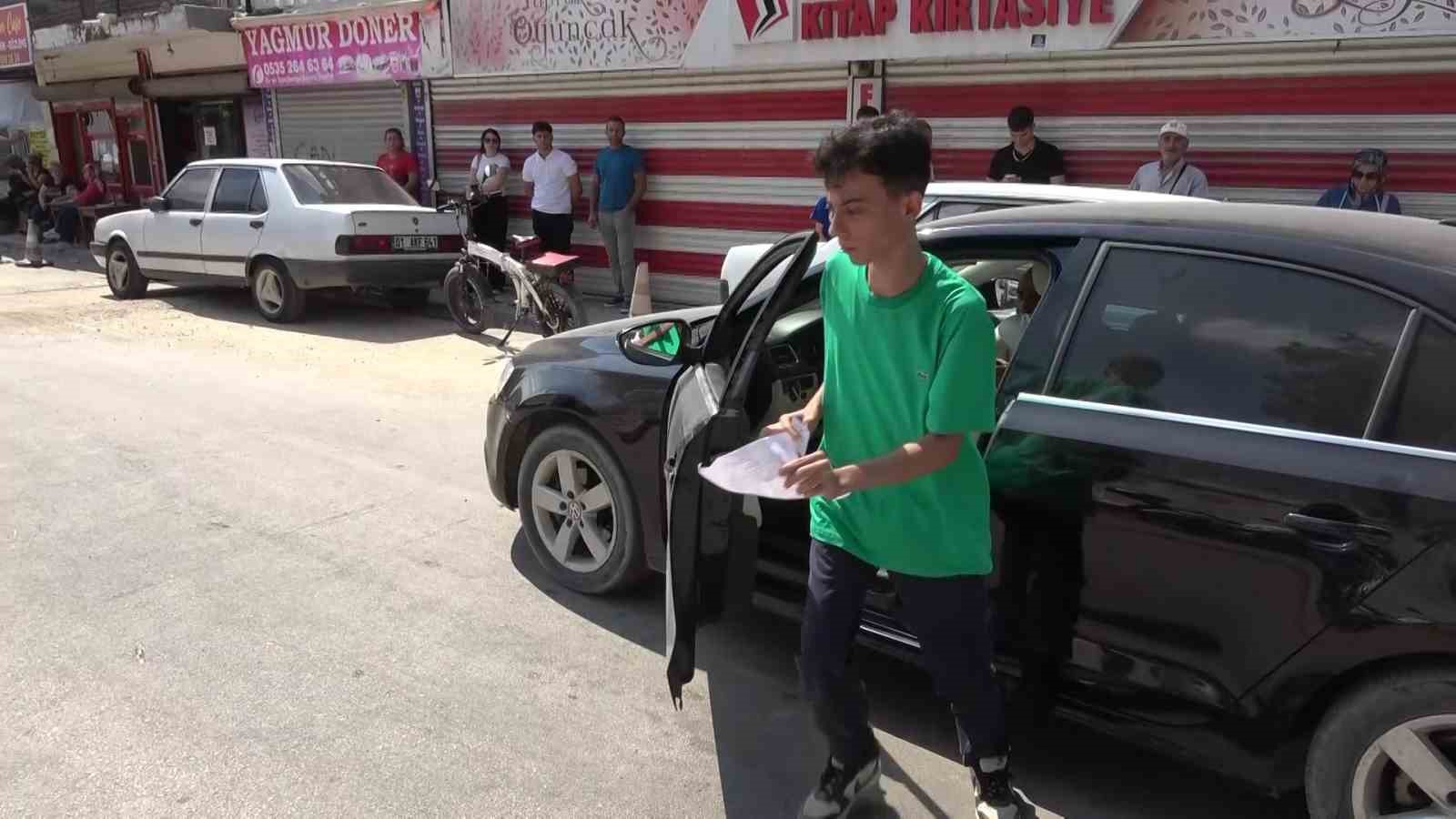 Sınava 1 dakika kala yetişti, aracının el frenini çekmeden araçtan fırlayıp okula koştu 5 sinava 1 dakika kala yetisti aracinin el frenini cekmeden aractan firlayip okula kostu 1 vnAC1zVj