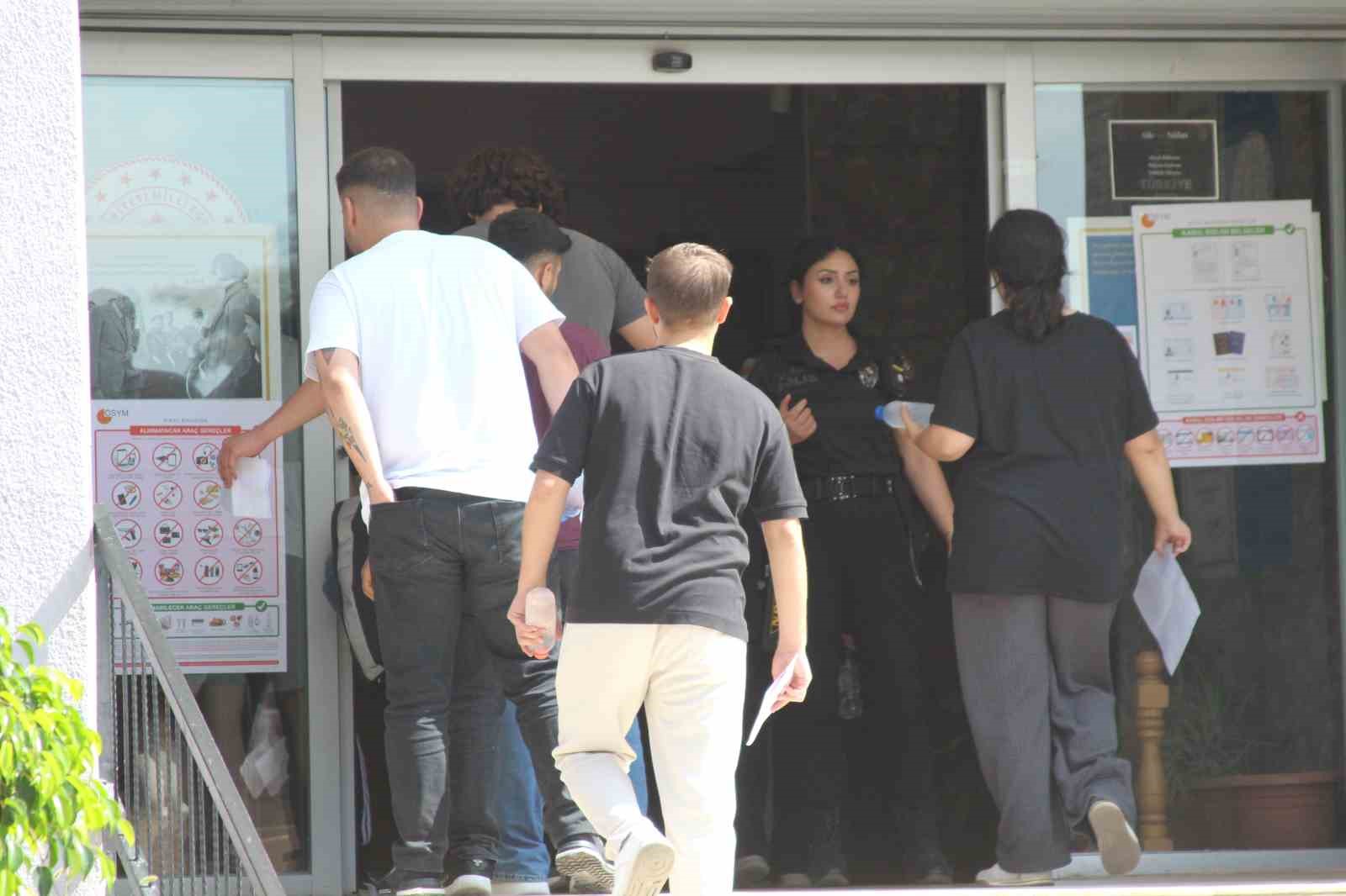 Sınava 1 dakika kala yetişti, aracının el frenini çekmeden araçtan fırlayıp okula koştu 9 sinava 1 dakika kala yetisti aracinin el frenini cekmeden aractan firlayip okula kostu 5 AX54Z8GM