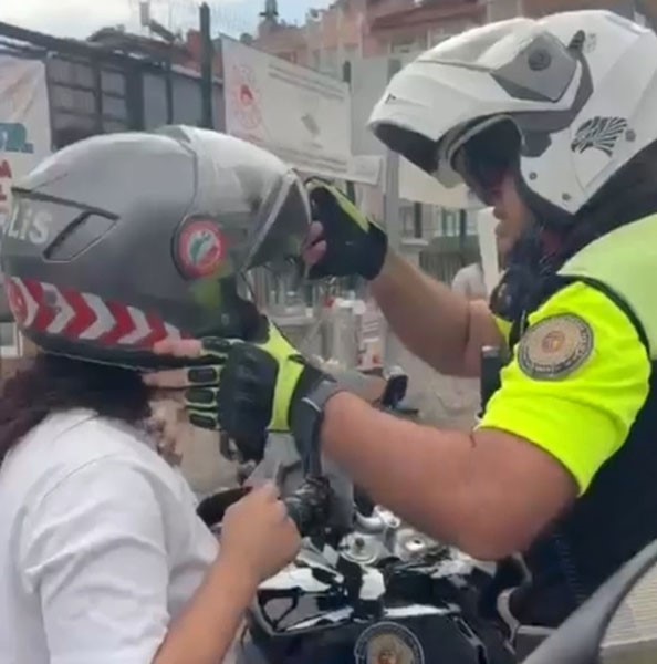 sinava gec kalan ogrencilerin imdadina polis yetisti 1 5ijaOhOl