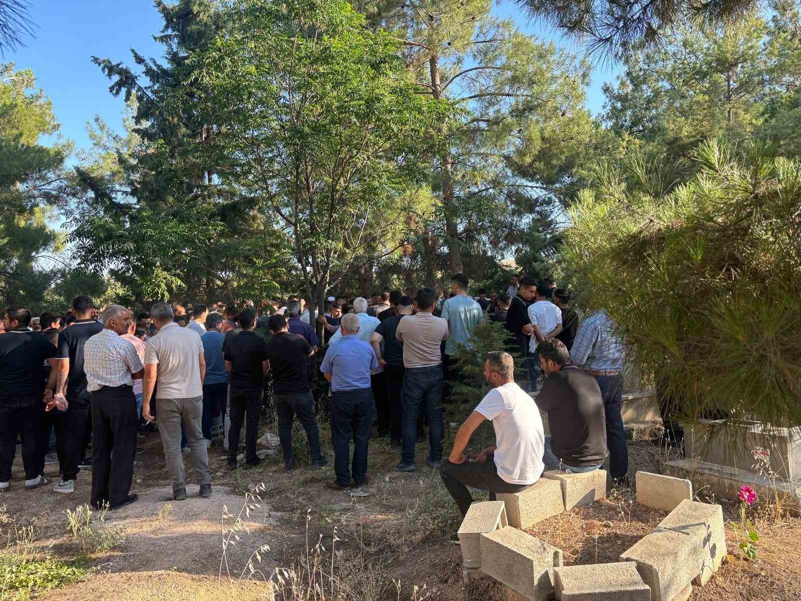 Sınava giderken kazada ölen genç toprağa verildi 8 sinava giderken kazada olen genc topraga verildi 4 LJ52cyBW