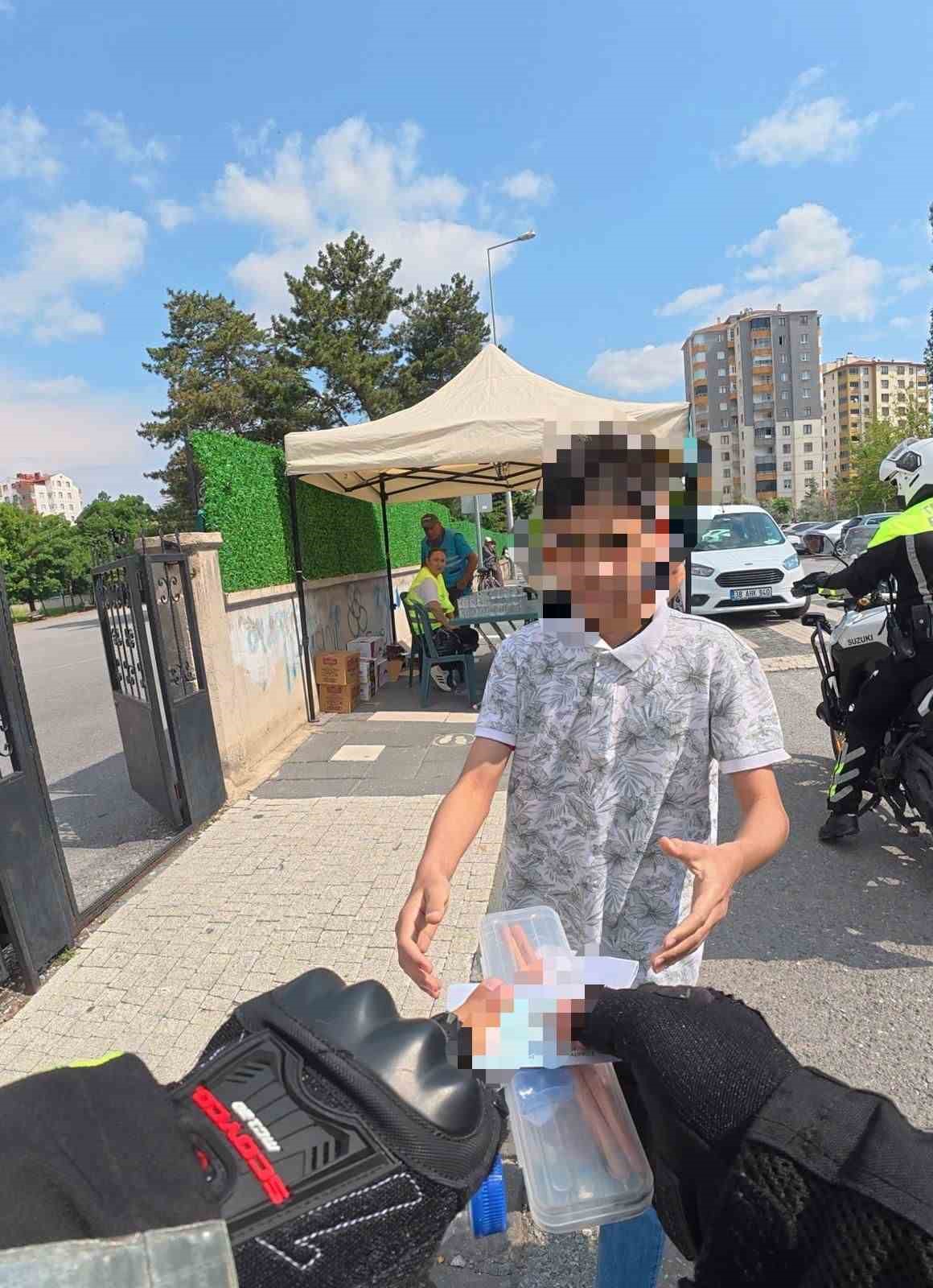 sinava girecegi okulu karistiran ogrenciyi motosikletli polisler yetistirdi 1 kjuUUaBs
