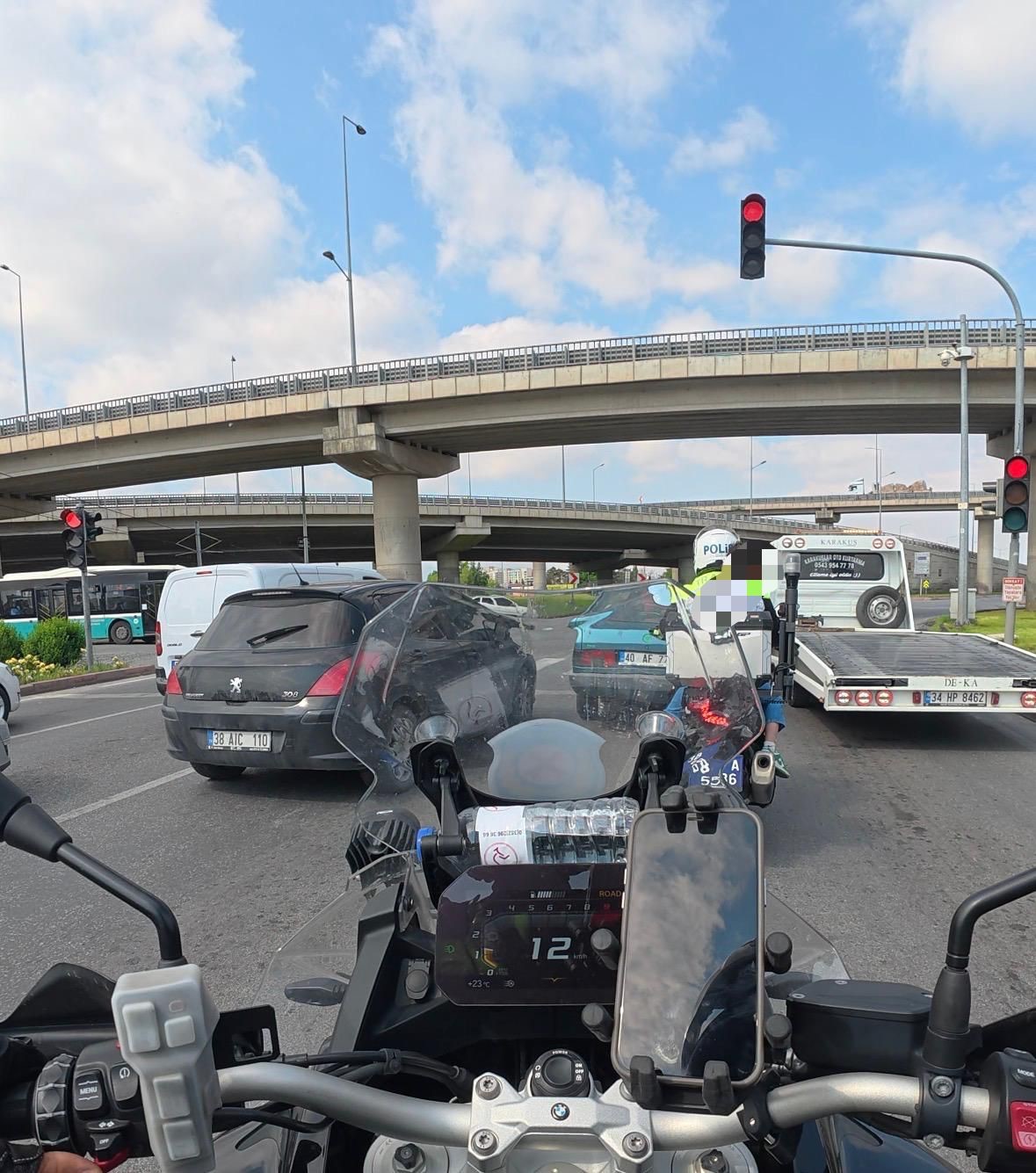 sinava girecegi okulu karistiran ogrenciyi motosikletli polisler yetistirdi 3 MhfLhnln