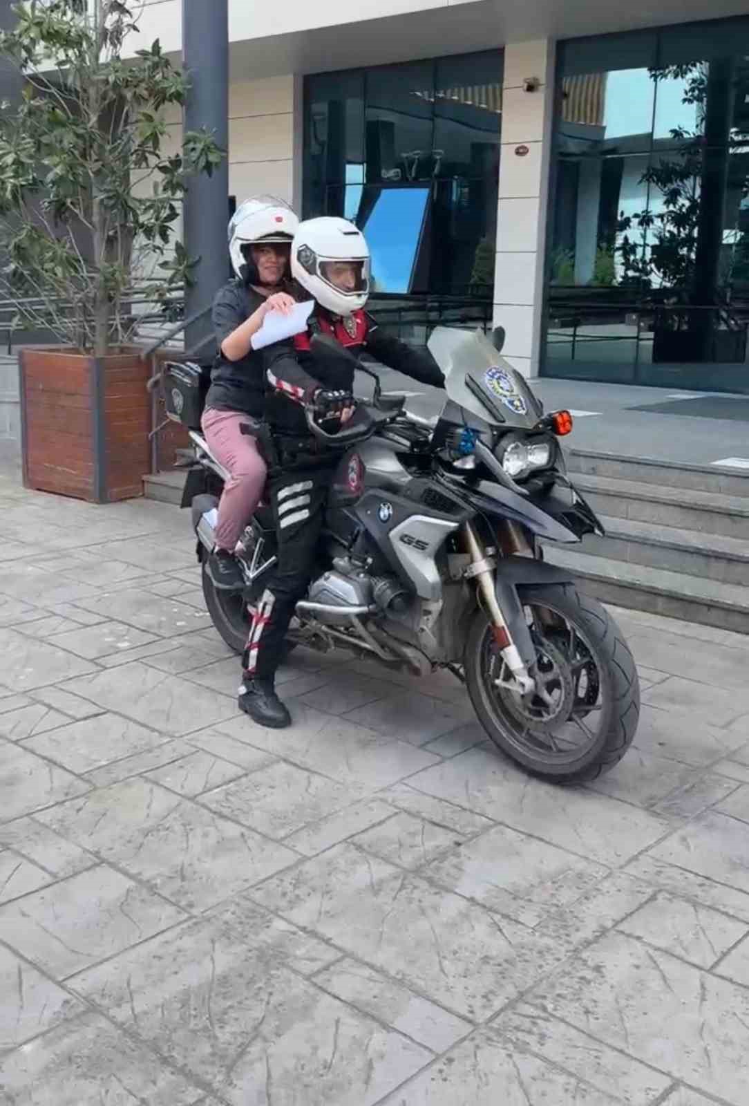 sinava yetisemeyen adayin imdadina polis yetisti 2 1wZPmScU