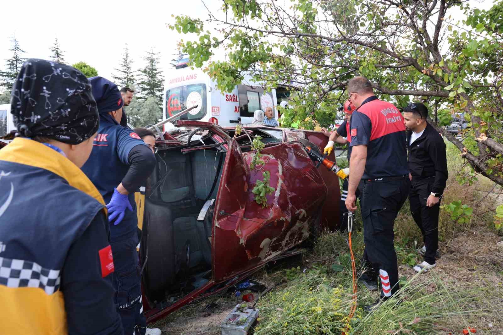 sinava yetismek isterken kaza yaptilar 3 yarali 3 2n2RnFYy