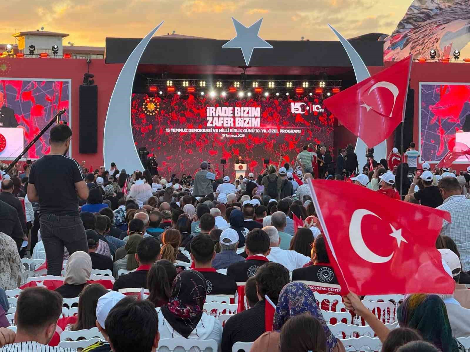 Sincan Belediye Başkanı Ercan, demokrasi nöbetine katıldı 6 sincan belediye baskani ercan demokrasi nobetine katildi 2 y6cAeyqq