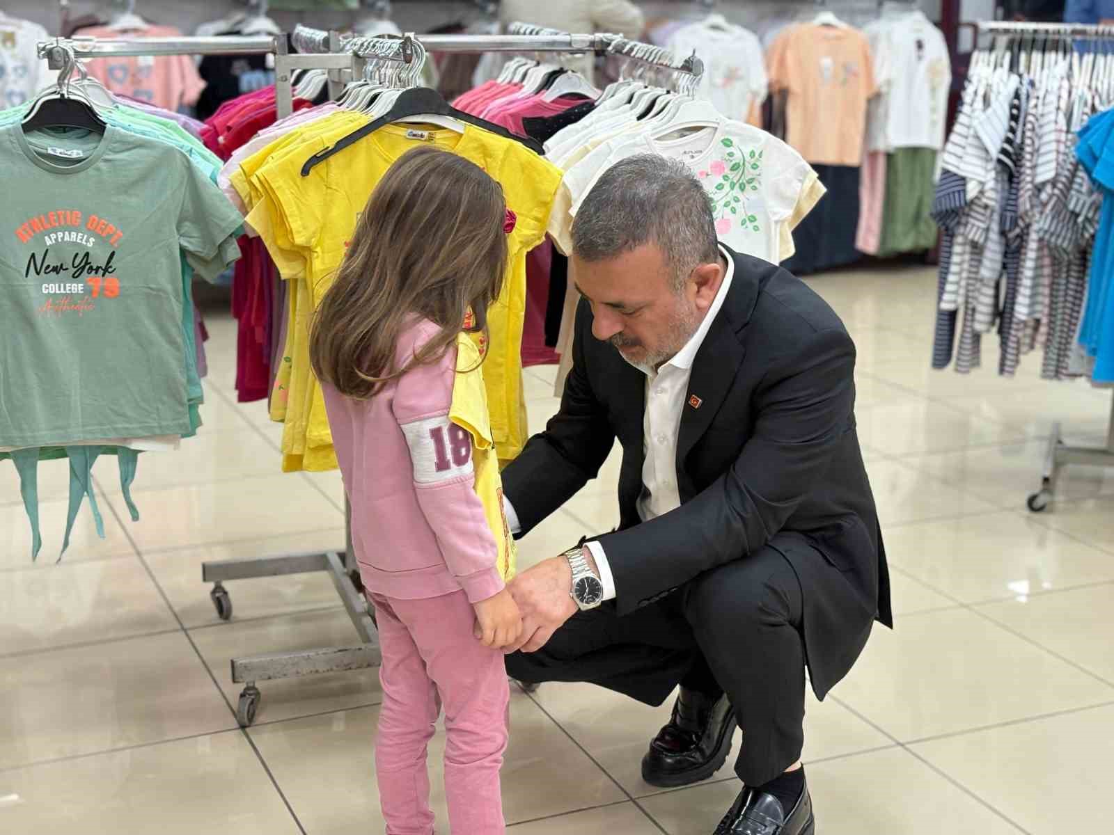 sincan belediye baskani murat ercan cocuklara bayramlik hediye etti 0 DdFJrgJS