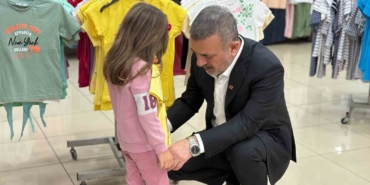 sincan-belediye-baskani-murat-ercan-cocuklara-bayramlik-hediye-etti-3D5EsNAa.jpg
