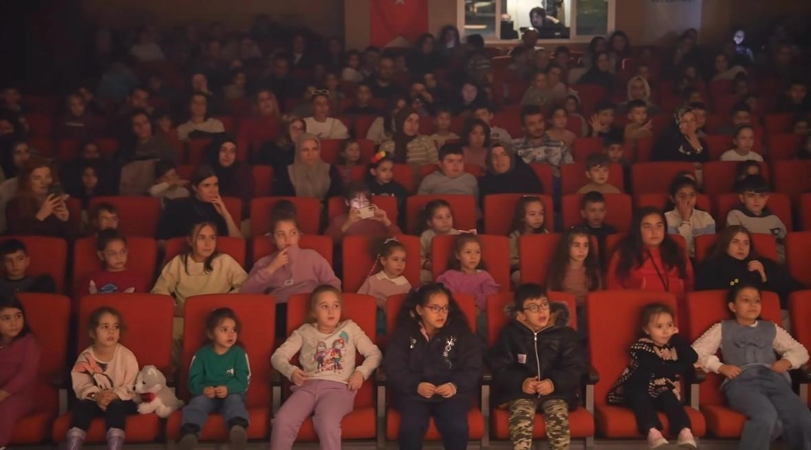 sincan belediyesinde tiyatro gunleri devam ediyor 0 pjRhY2YB