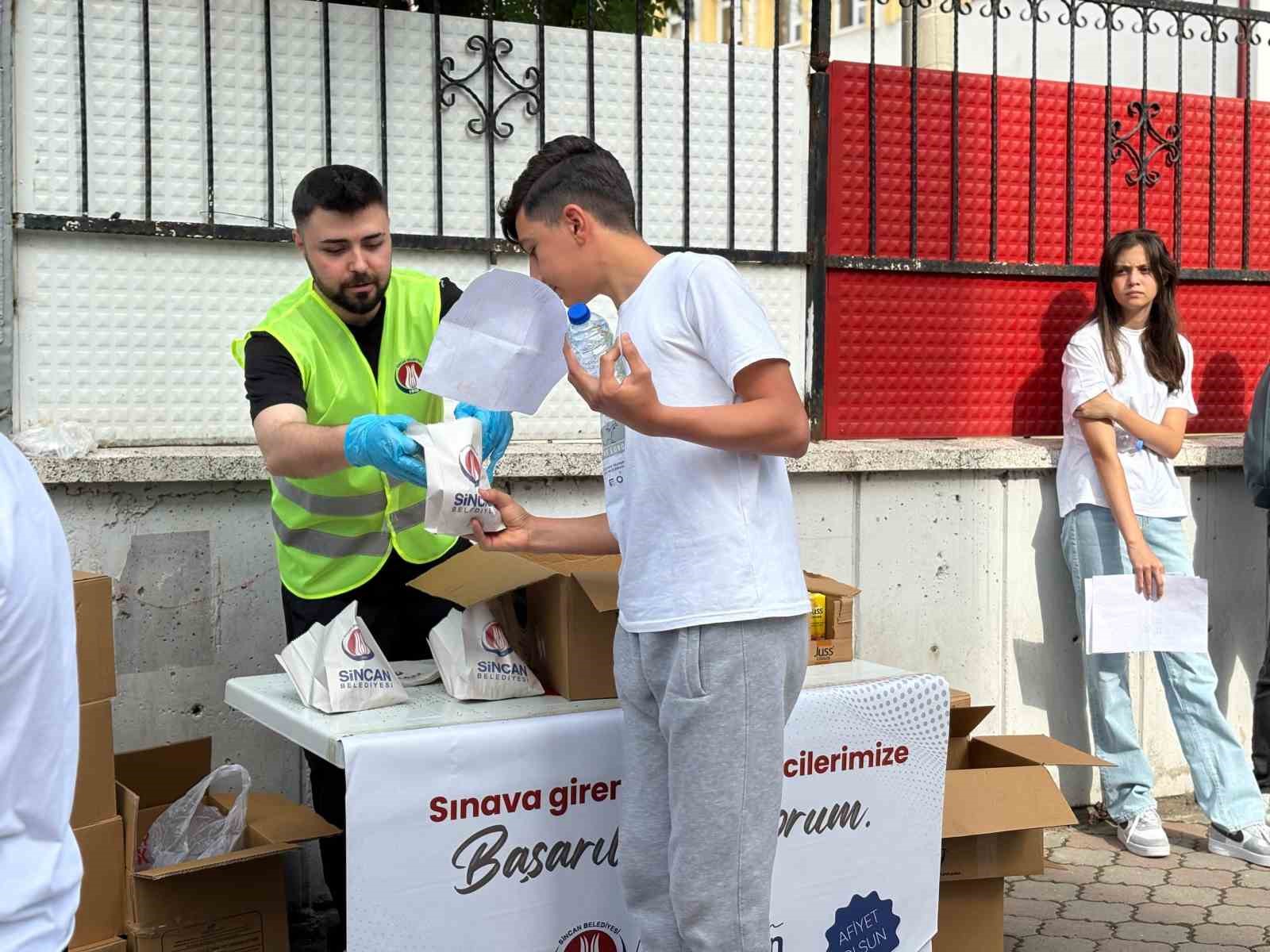 Sincan Belediyesi’nden LGS öncesi simit ve meyve suyu ikramı 5 sincan belediyesinden lgs oncesi simit ve meyve suyu ikrami 1 wWibjlN3