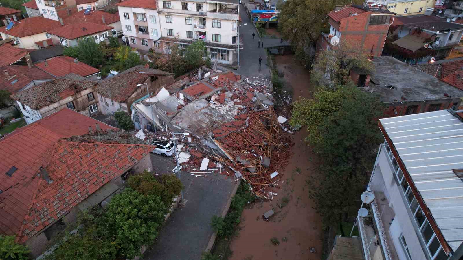sindirgi depreminde coken binalar sabahin ilk isiklariyla boyle goruntulendi 0 GEQaPtry