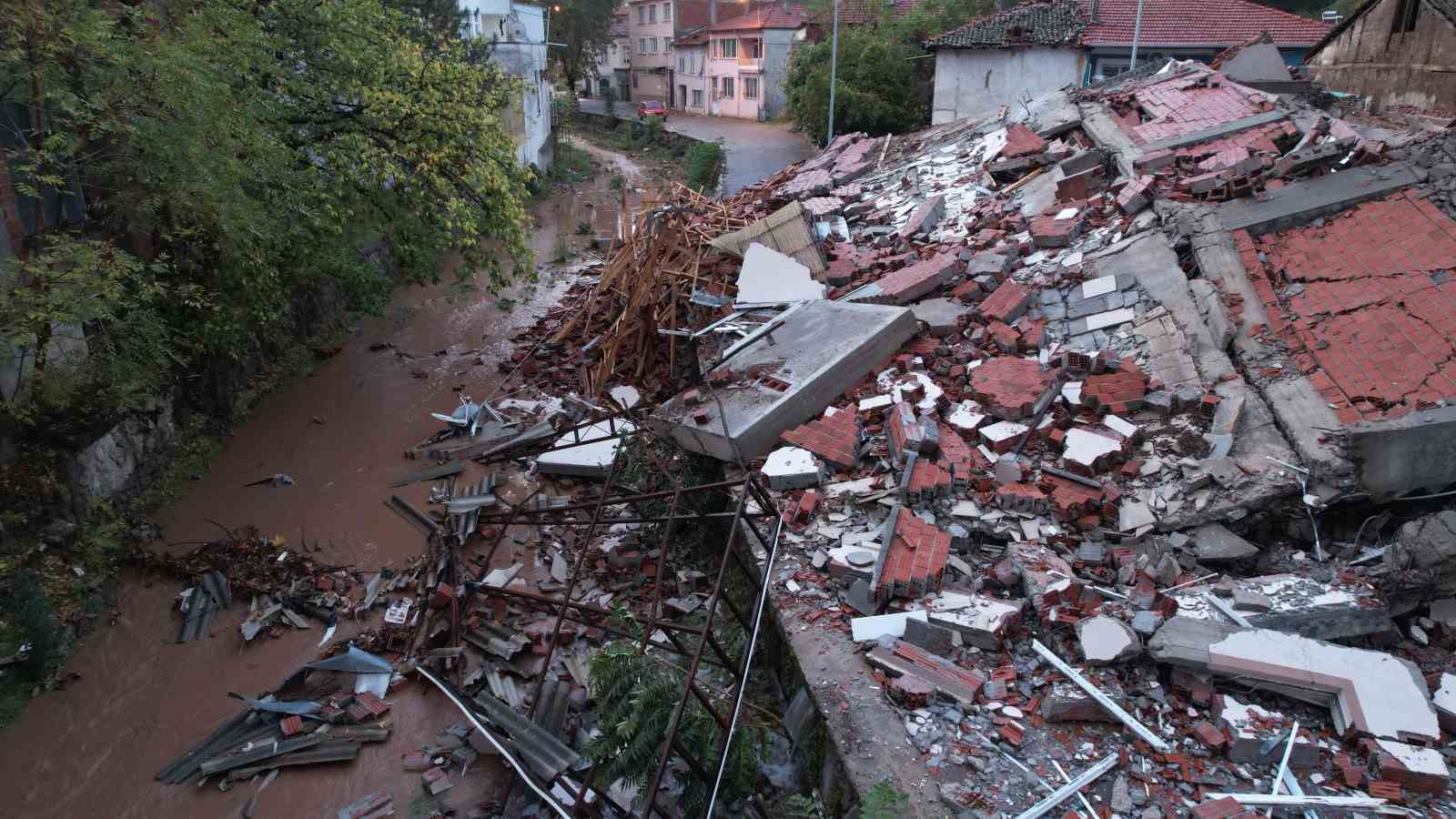 sindirgi depreminde coken binalar sabahin ilk isiklariyla boyle goruntulendi 2 CU9cmZeW