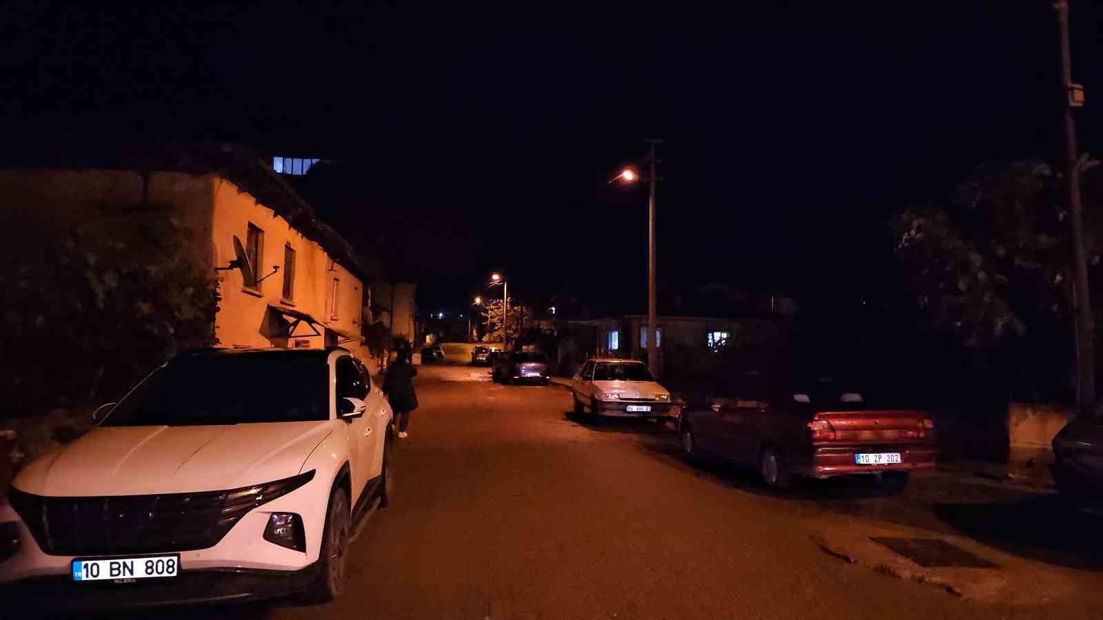 sindirgi pes pese depremlerle sarsildi 1