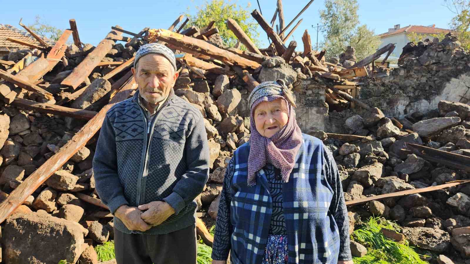 sindirgida 52 yillik evli cift depremde agir hasar goren evlerinin yikilisini gozyaslariyla izledi 1 Ib7lmf41