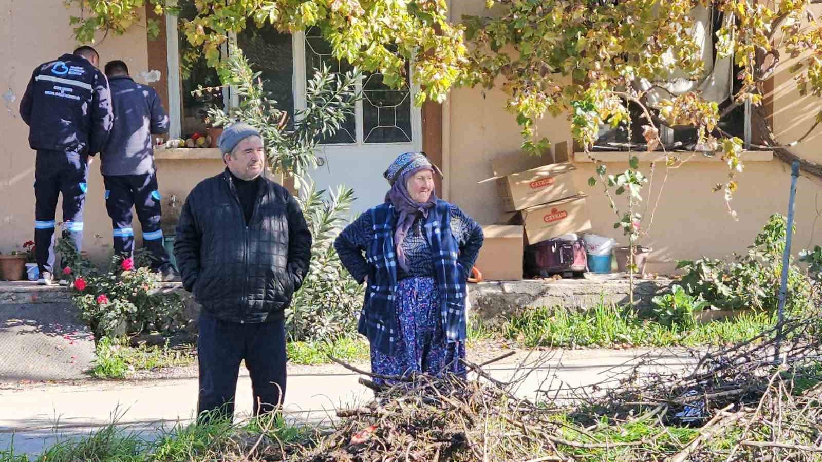 sindirgida 52 yillik evli cift depremde agir hasar goren evlerinin yikilisini gozyaslariyla izledi 3 KZ27yHAQ