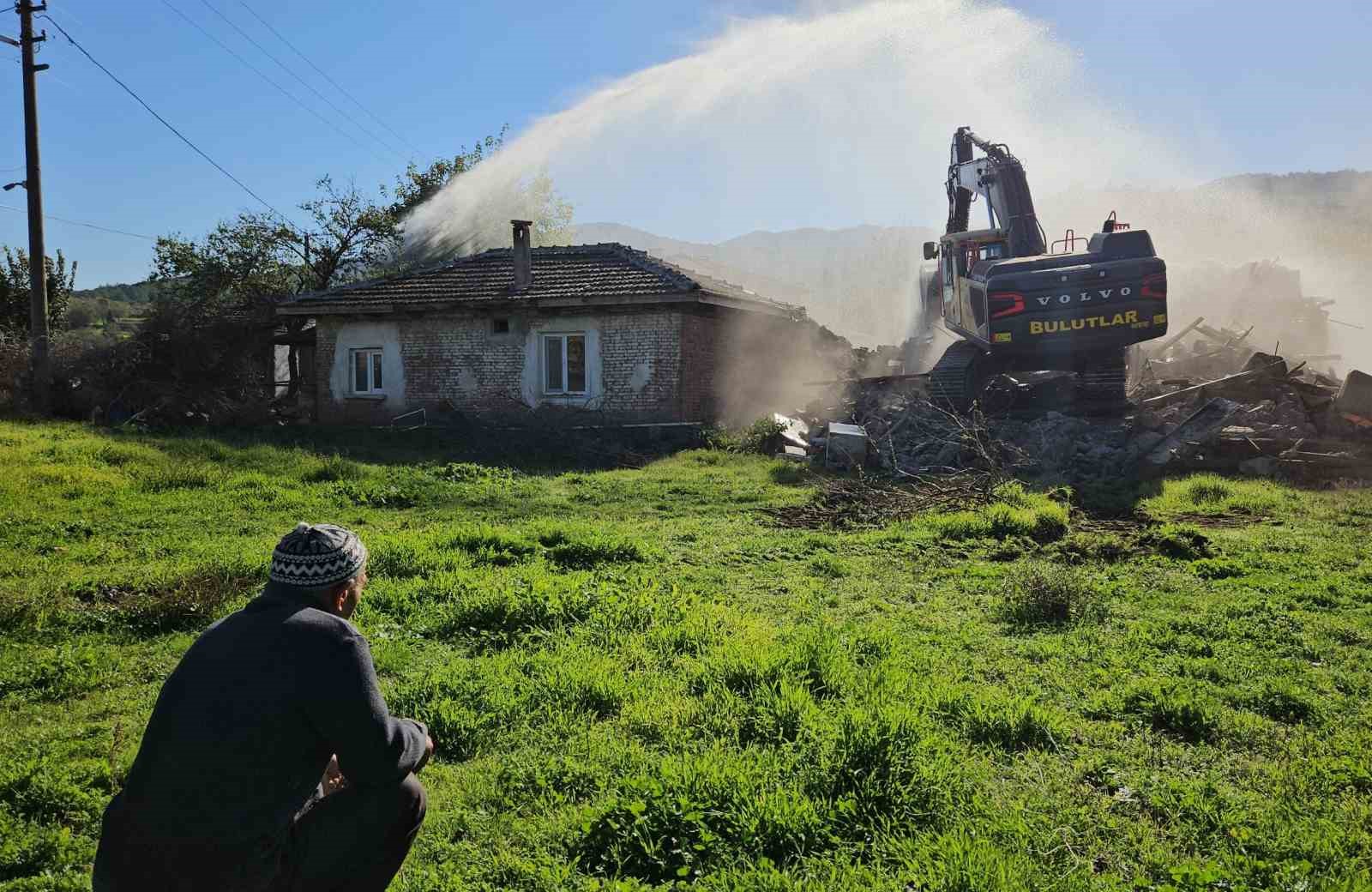 sindirgida 52 yillik evli cift depremde agir hasar goren evlerinin yikilisini gozyaslariyla izledi 4 Rhitd4Oj