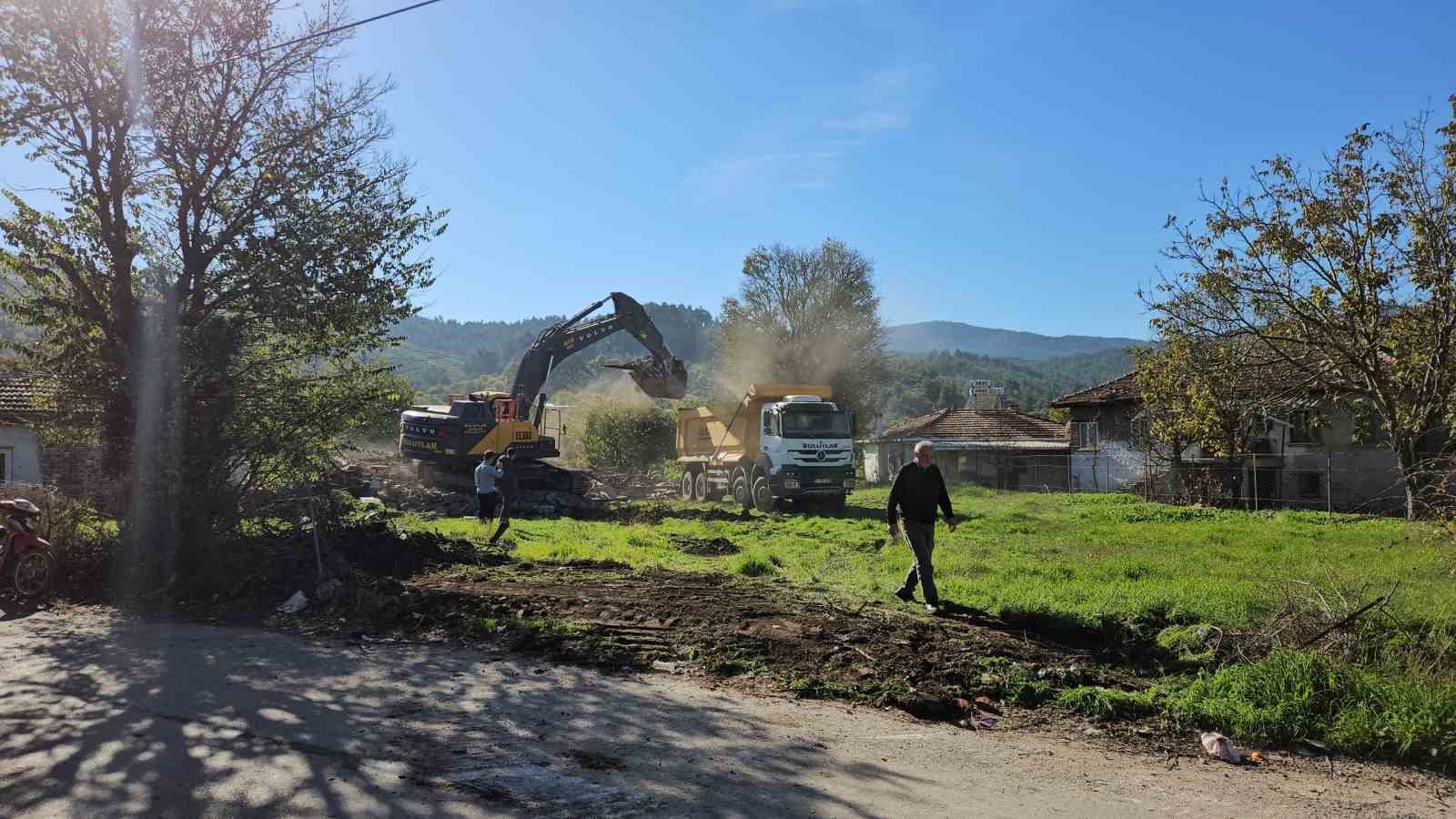sindirgida 52 yillik evli cift depremde agir hasar goren evlerinin yikilisini gozyaslariyla izledi 5 OjF2hzh4