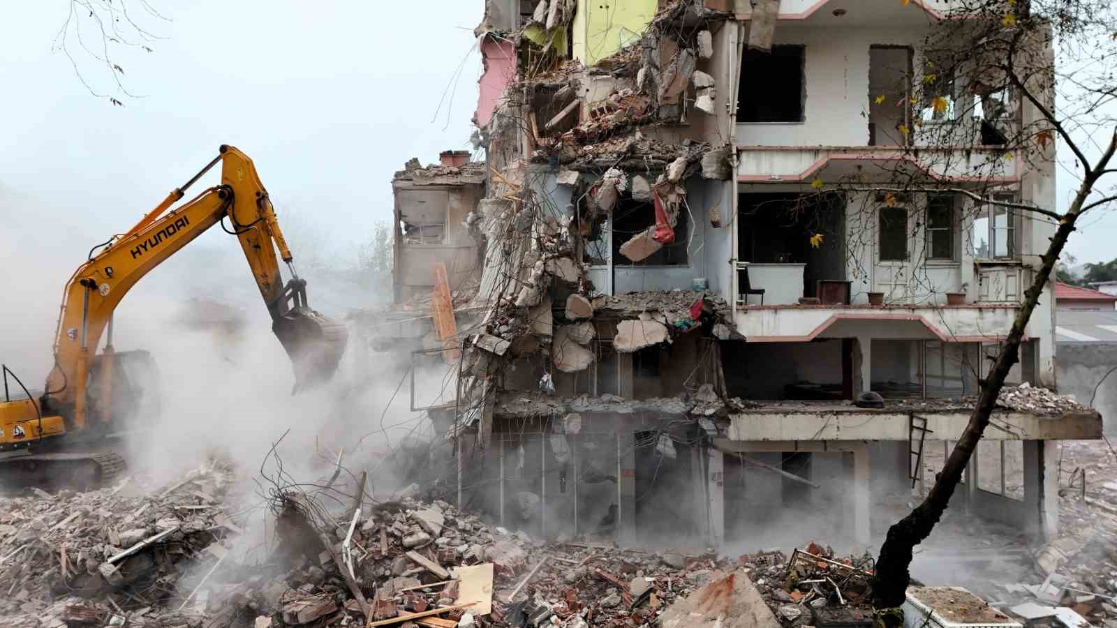 sindirgida deprem sonrasi yikimlar yeniden basladi 0 577IYJF4