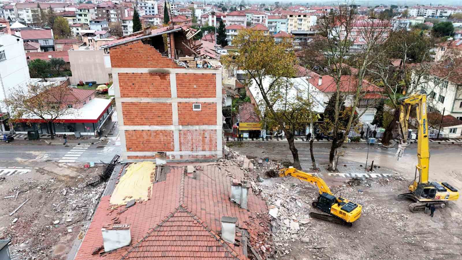 sindirgida deprem sonrasi yikimlar yeniden basladi 5