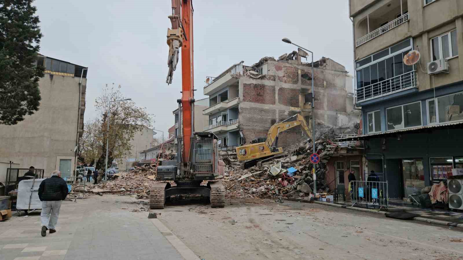sindirgida depremin izleri siliniyor 1