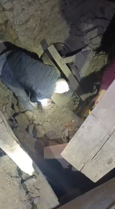 sindirgida enkaz altinda kalan esek canli kurtarildi 2 GdUKAFga