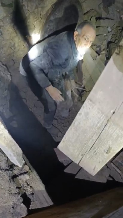 sindirgida enkaz altinda kalan esek canli kurtarildi 3 m4EhDb6a