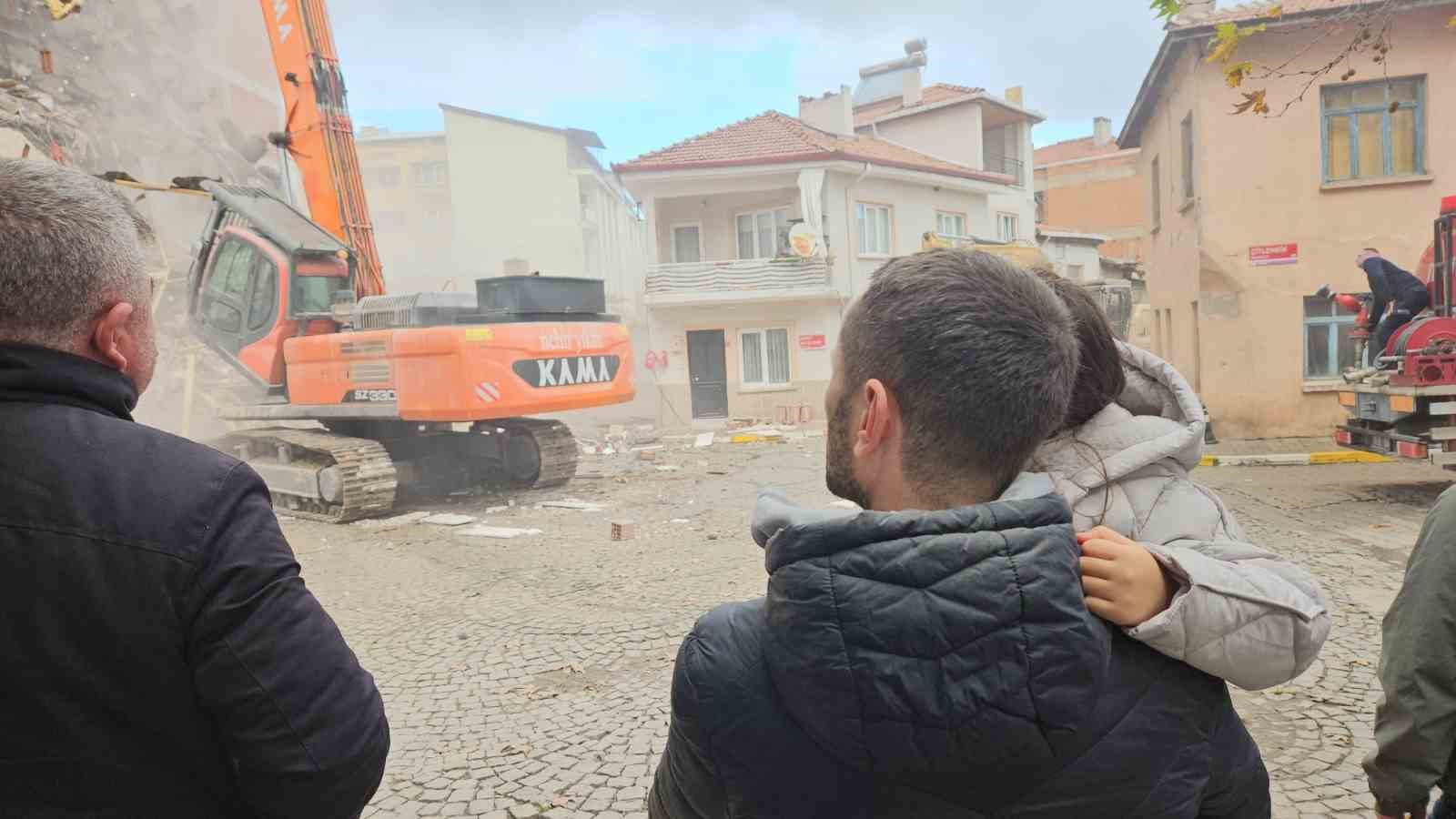 sindirgida evlerinin yikilisini huzunlu gozlerle izlediler 1 CdJDVJlG