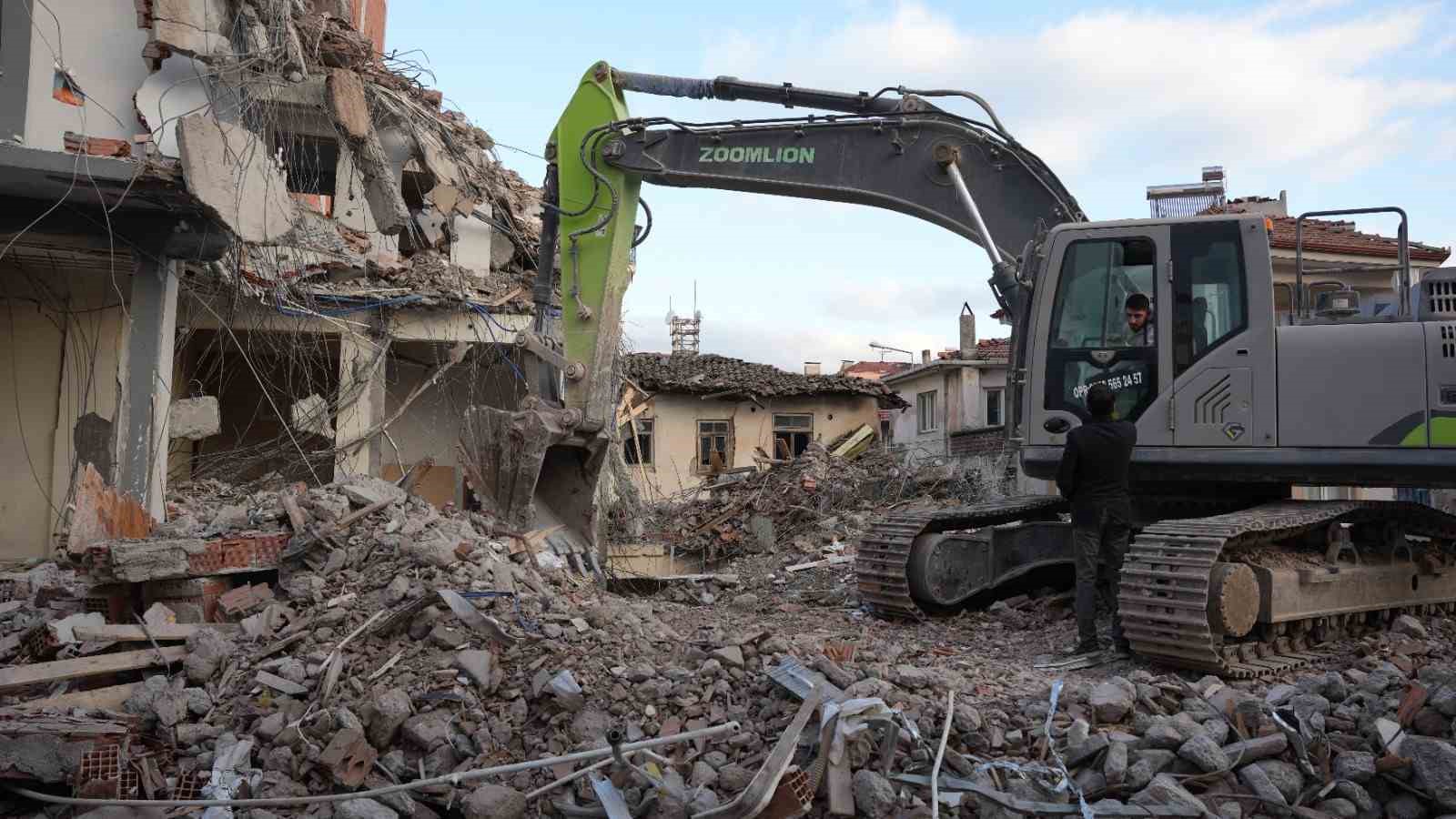 sindirgida evlerinin yikilisini huzunlu gozlerle izlediler 2 AQhMqsel