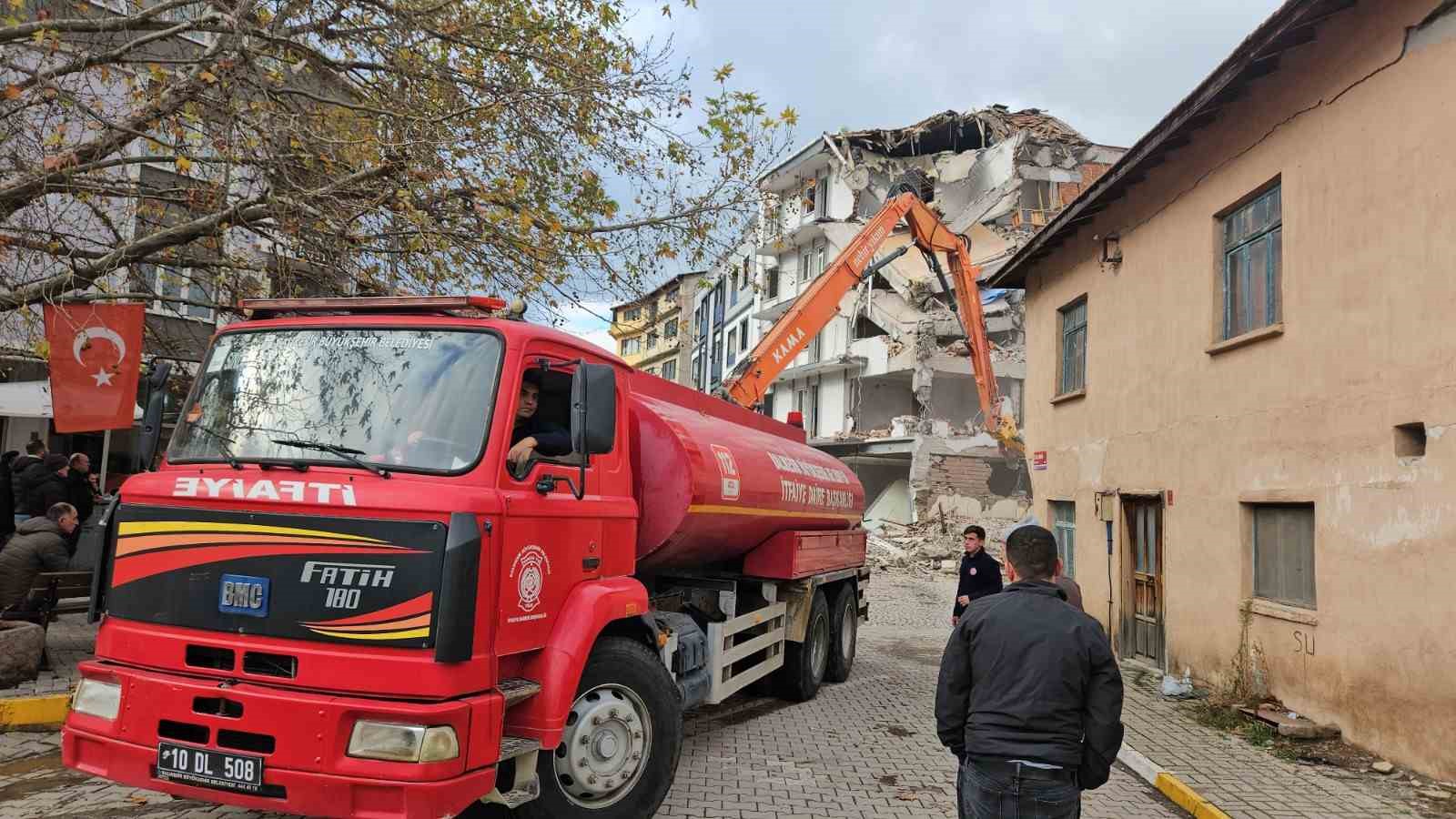 sindirgida evlerinin yikilisini huzunlu gozlerle izlediler 3 sMAeQNrv
