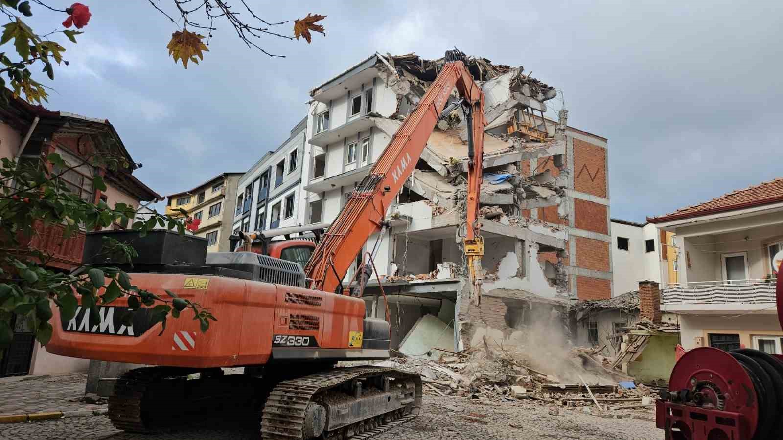 sindirgida evlerinin yikilisini huzunlu gozlerle izlediler 4 n31E3R8W