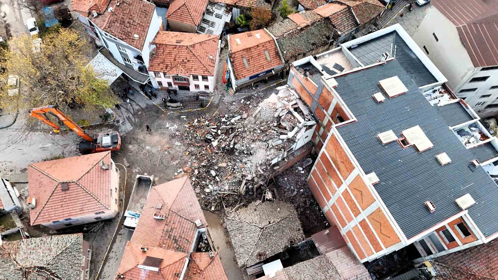 sindirgida evlerinin yikilisini huzunlu gozlerle izlediler 5