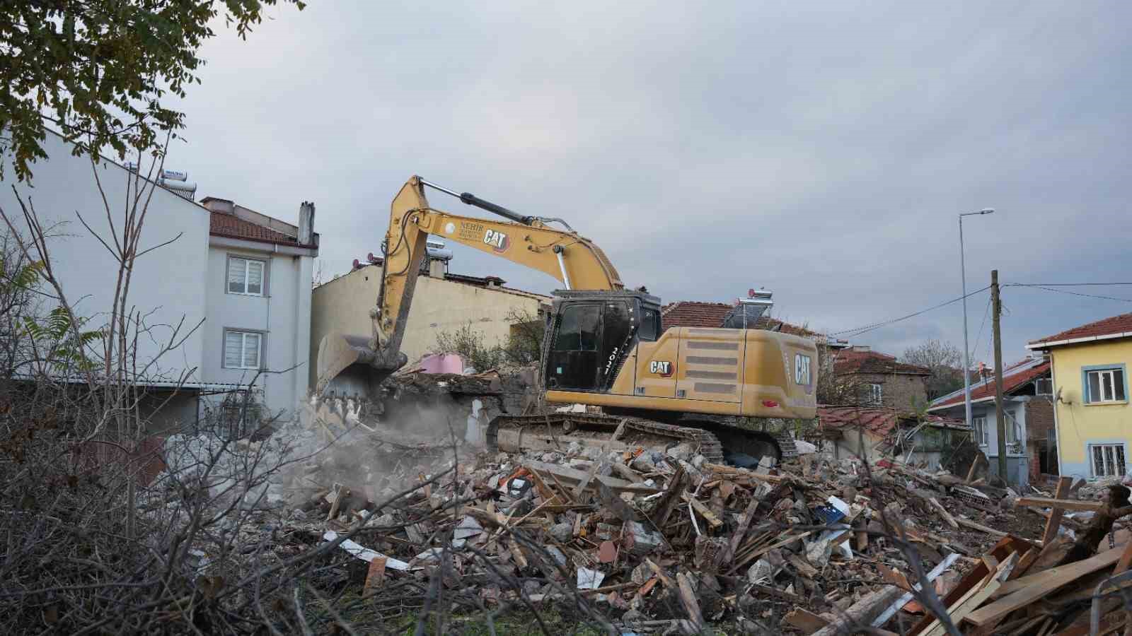 sindirgida evlerinin yikilisini huzunlu gozlerle izlediler 6