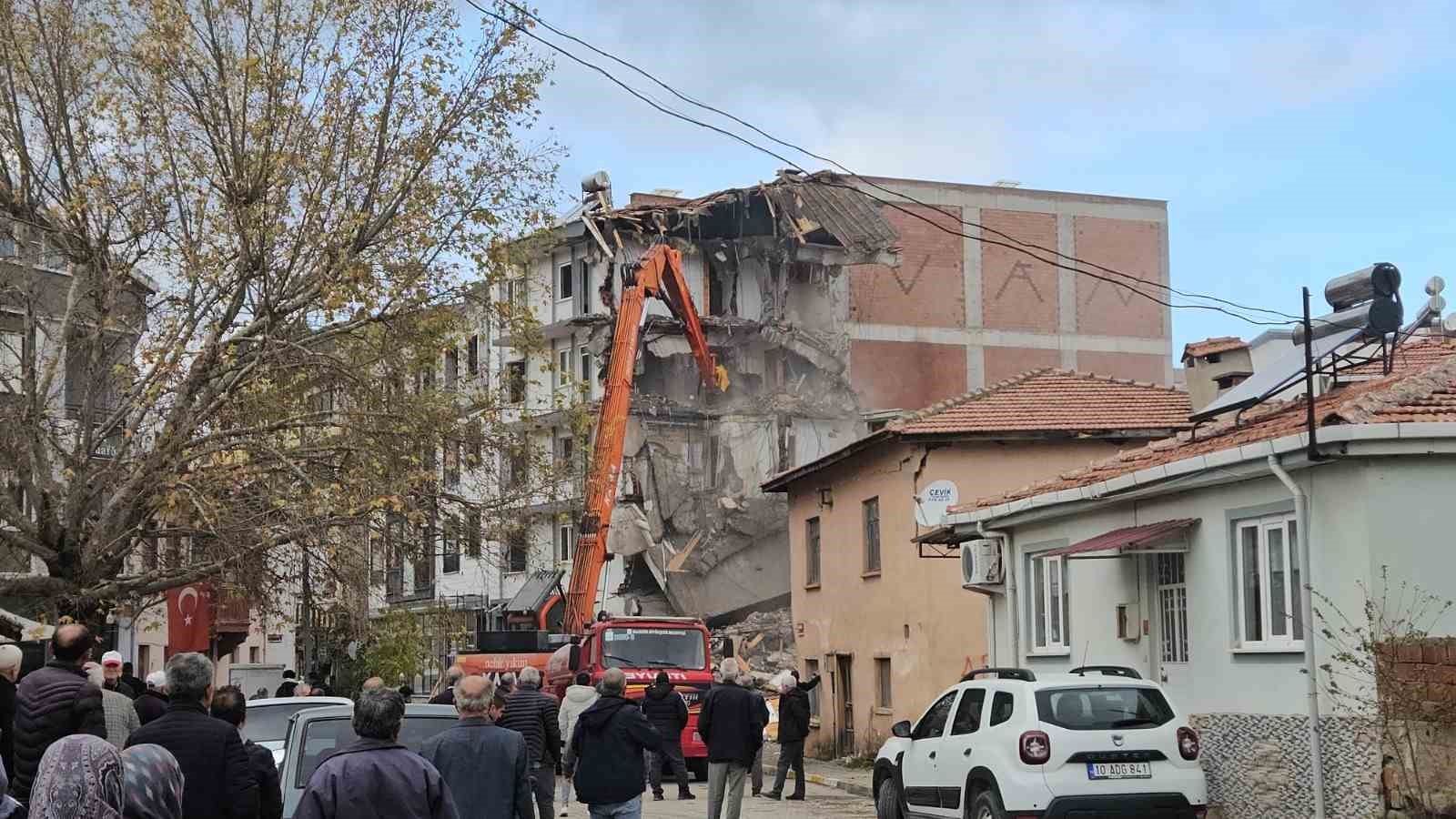 sindirgida evlerinin yikilisini huzunlu gozlerle izlediler 7 5SDFJdKs