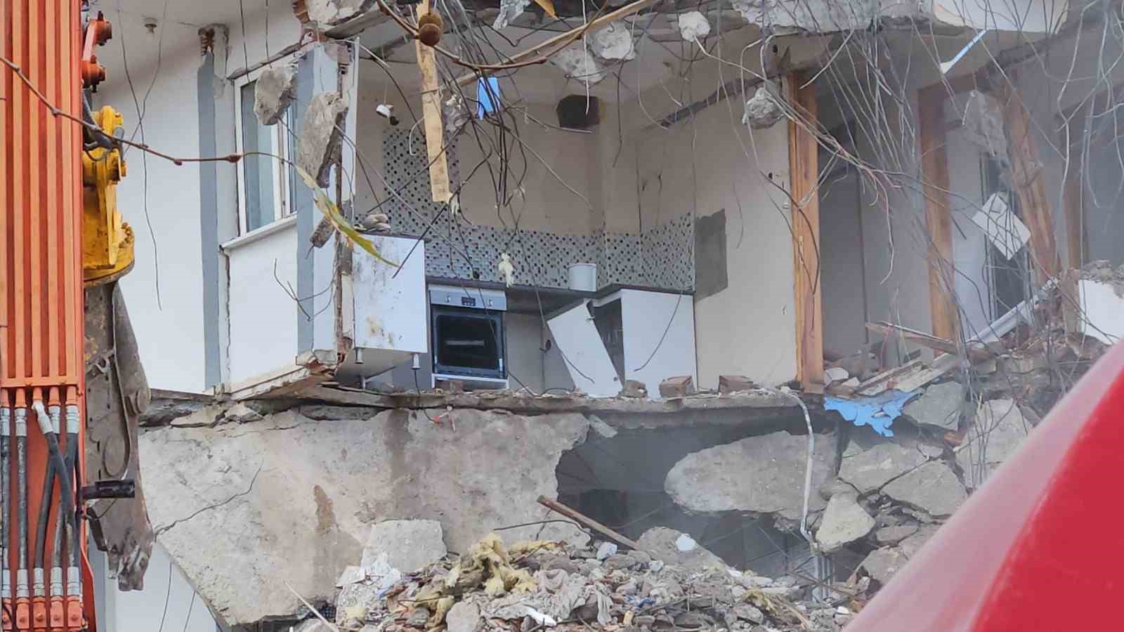 sindirgida evlerinin yikilisini huzunlu gozlerle izlediler 8