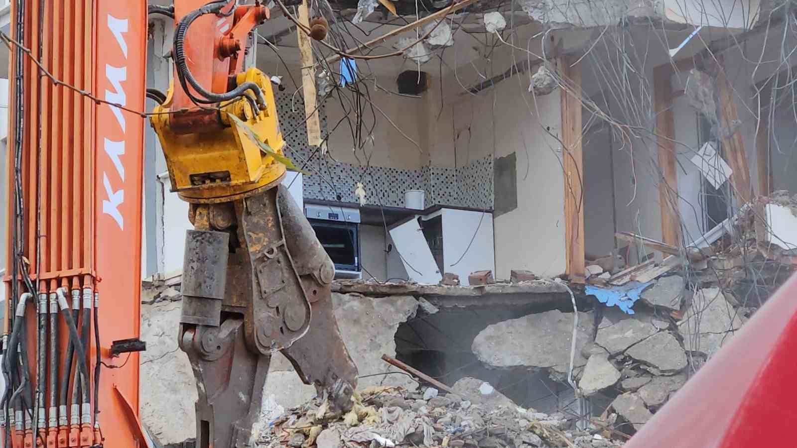 sindirgida evlerinin yikilisini huzunlu gozlerle izlediler 9 EB7AUhiI