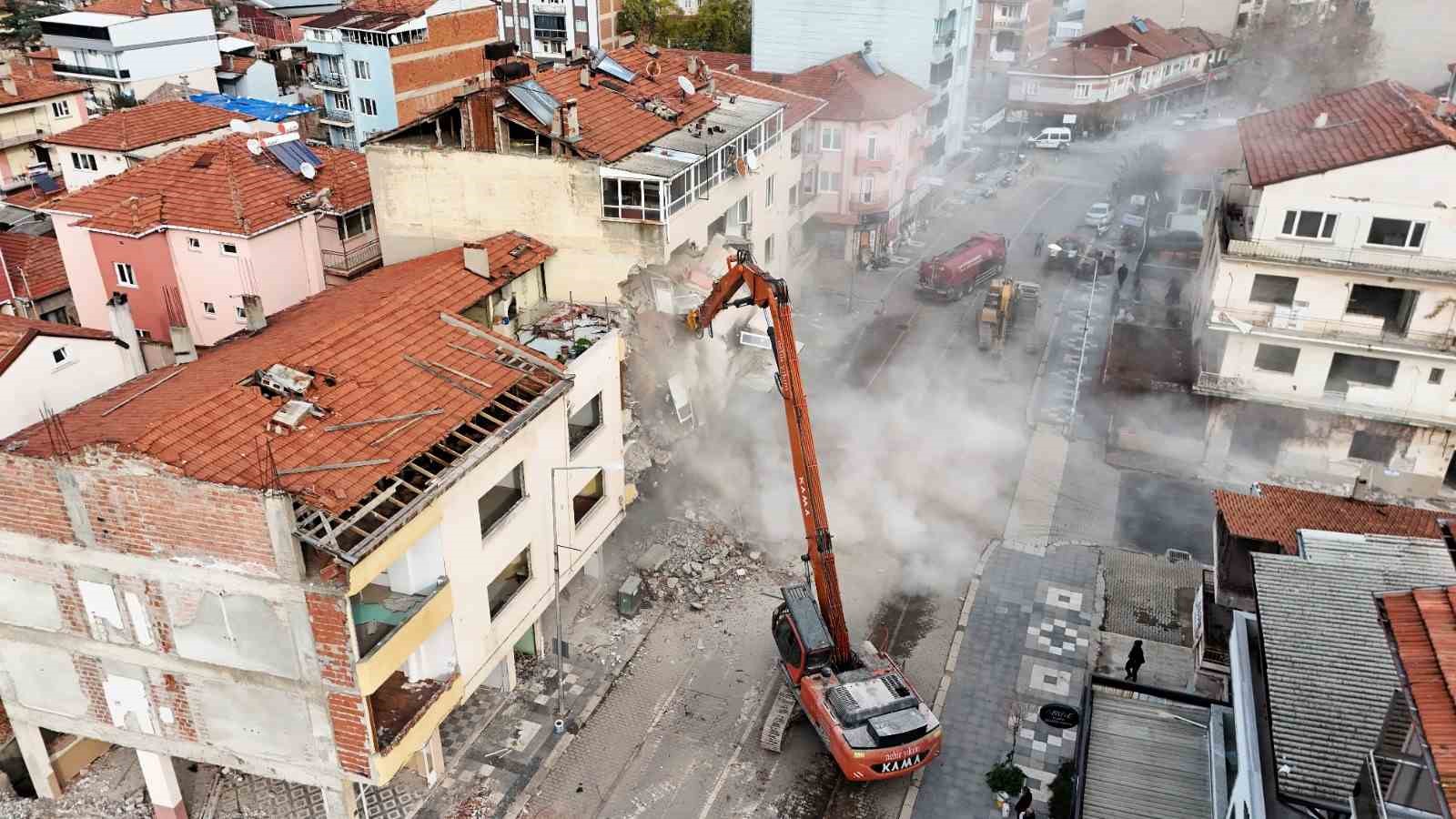 sindirgida hasarli binalarin yikimi sonrasi temizlik calismalari suruyor 1