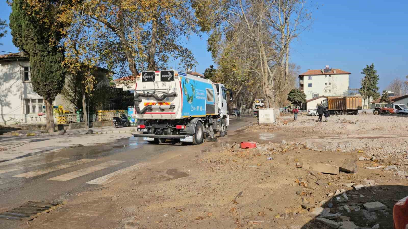 sindirgida hasarli binalarin yikimi sonrasi temizlik calismalari suruyor 2 87r4PDkQ