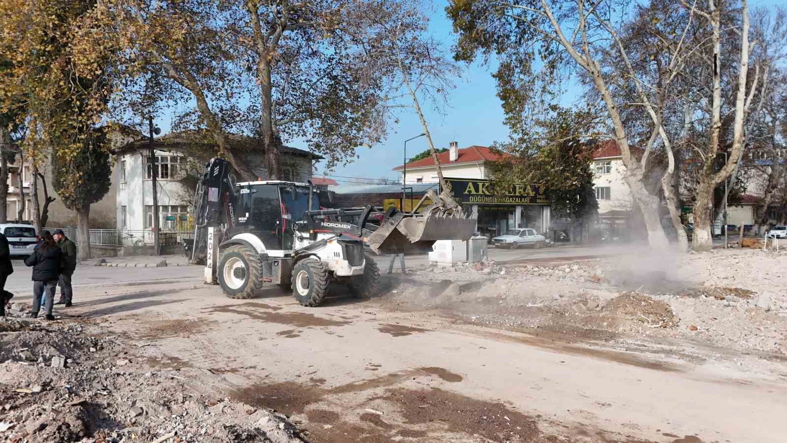 sindirgida hasarli binalarin yikimi sonrasi temizlik calismalari suruyor 6 6HgKSQwP