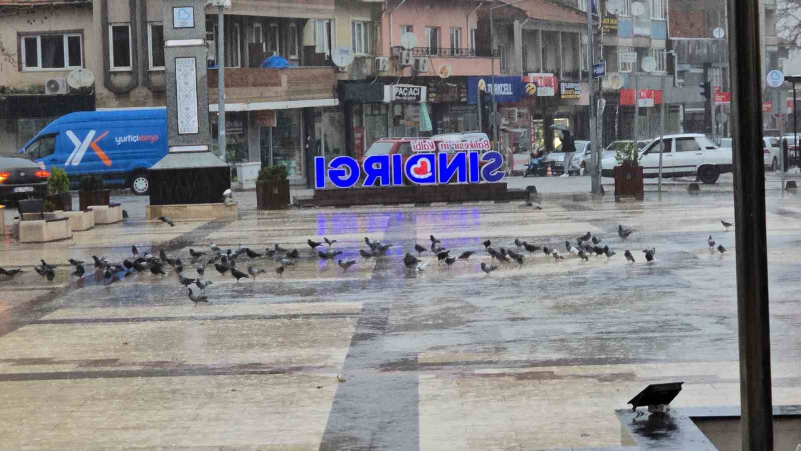 Sındırgı’da merkezde yağmur, yüksek kesimlerde kar yağışı etkili oldu 9 sindirgida merkezde yagmur yuksek kesimlerde kar yagisi etkili oldu 5 hweBeLQd