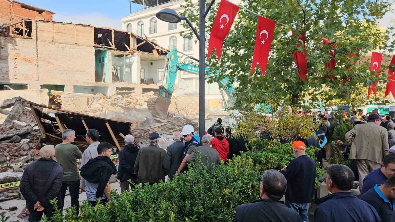 sindirgida yikilan binalarin enkazi kaldiriliyor 1 jc4jgPJW