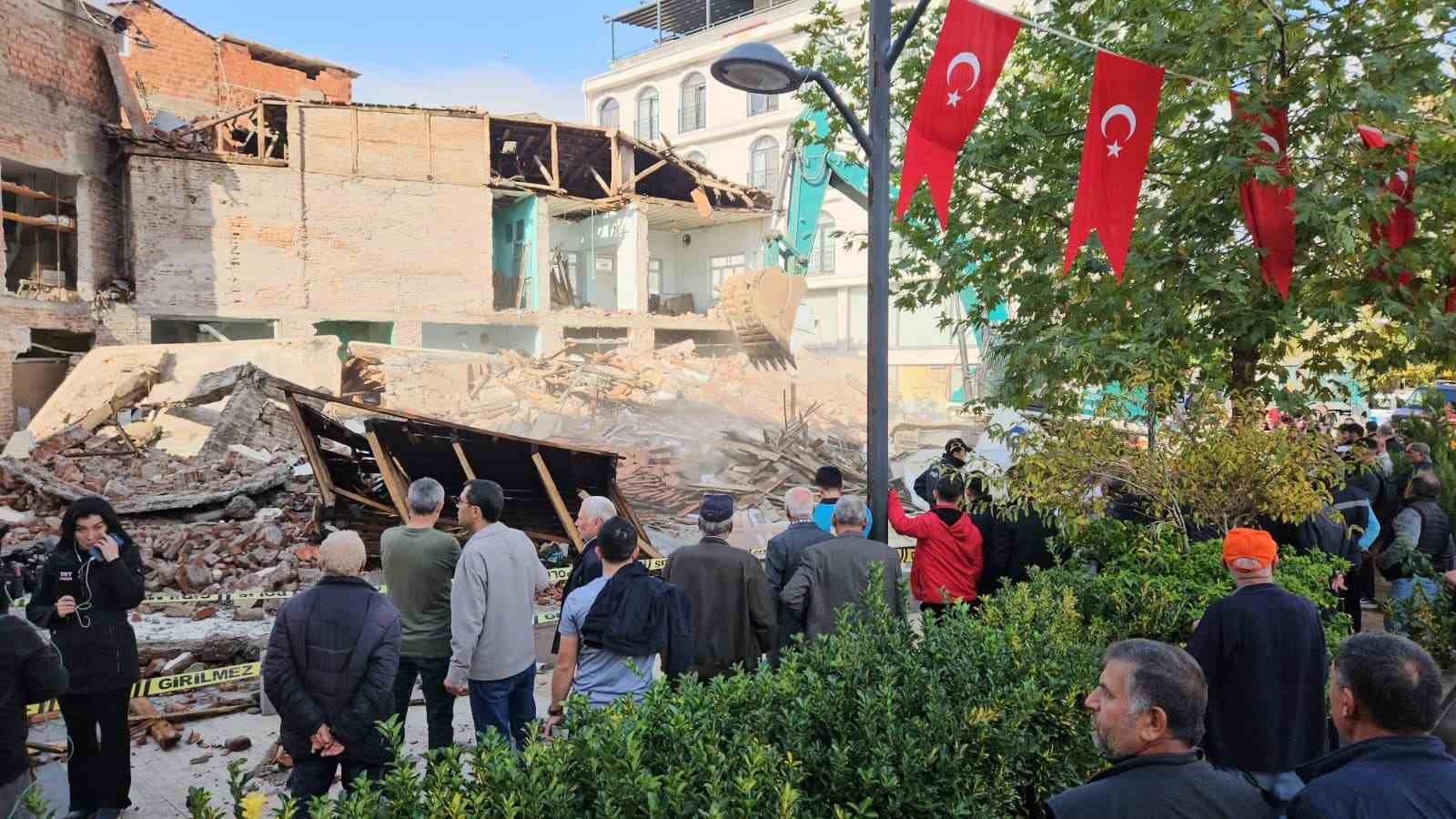 sindirgida yikilan binalarin enkazi kaldiriliyor 2 qZ5VBPDm