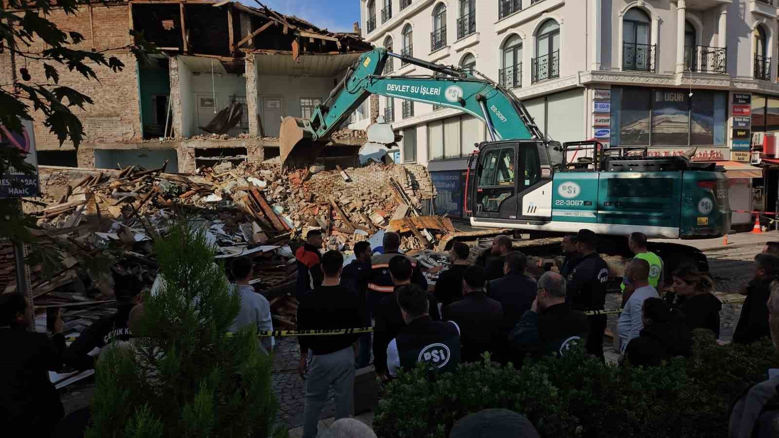 sindirgida yikilan binalarin enkazi kaldiriliyor 3 scD5CpZW