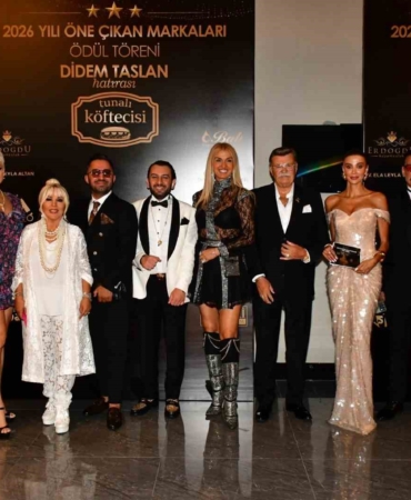 sinema-ve-sanat-dunyasinin-duayenleri-odullendirildi-7E85KC81.jpg