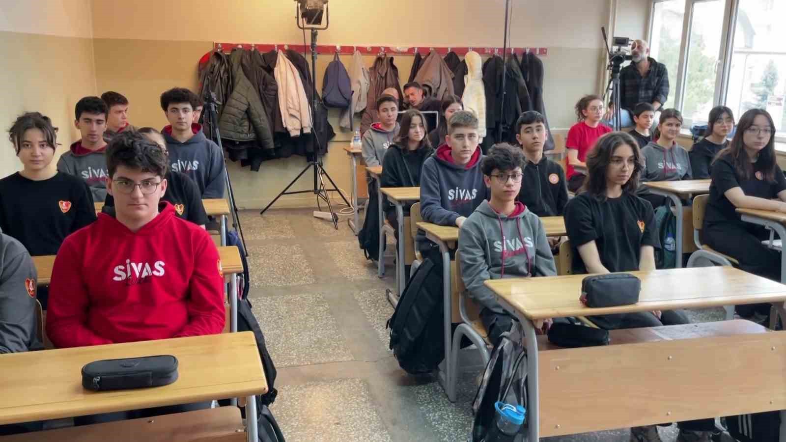 Sinema ve tiyatro oyuncusu Ahmet Yenilmez savaşta mezun veremeyen okulun öğrencileri ile buluştu 5 sinema ve tiyatro oyuncusu ahmet yenilmez savasta mezun veremeyen okulun ogrencileri ile bulustu 1 UtsZjRlu