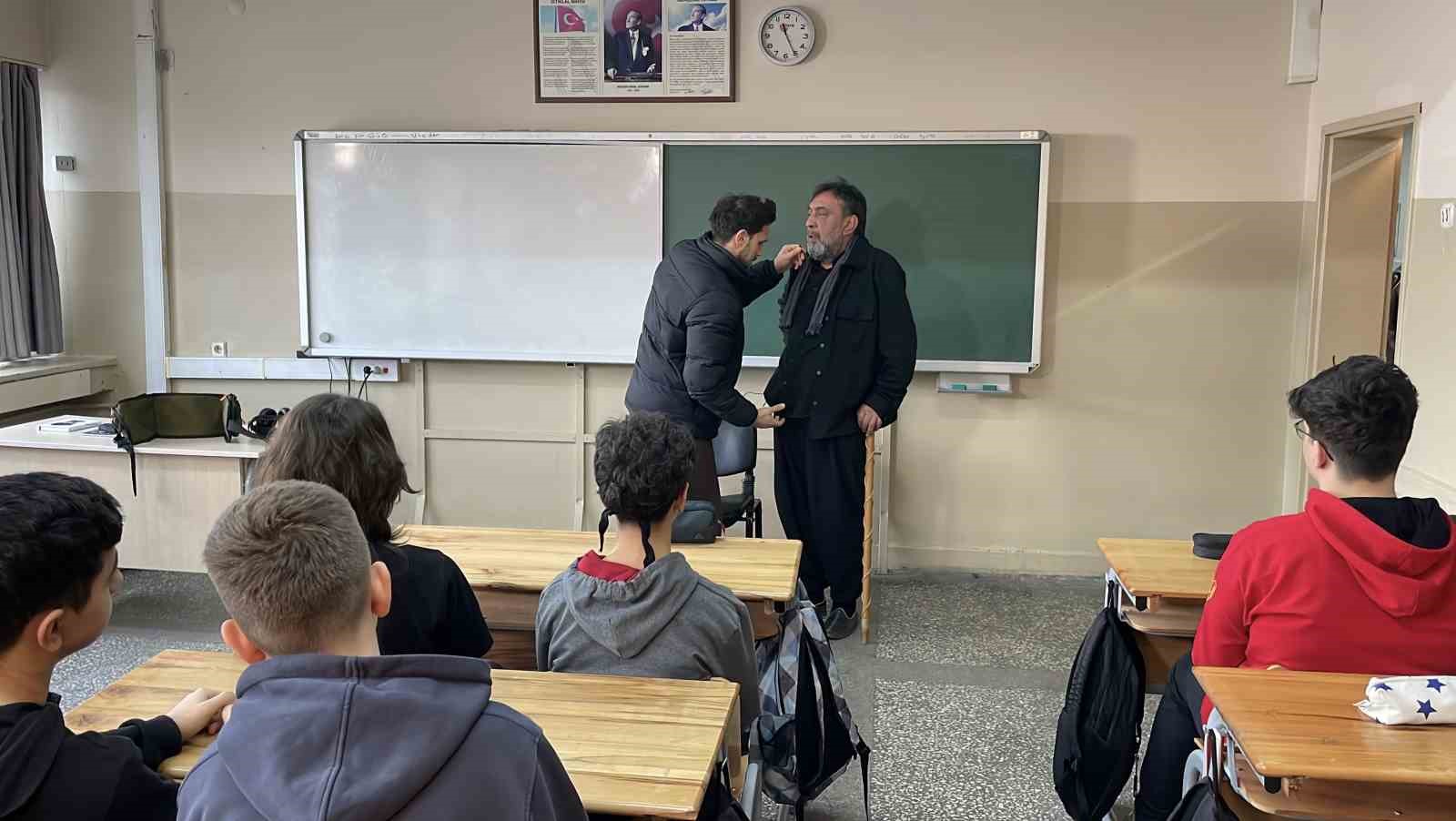 Sinema ve tiyatro oyuncusu Ahmet Yenilmez savaşta mezun veremeyen okulun öğrencileri ile buluştu 6 sinema ve tiyatro oyuncusu ahmet yenilmez savasta mezun veremeyen okulun ogrencileri ile bulustu 2