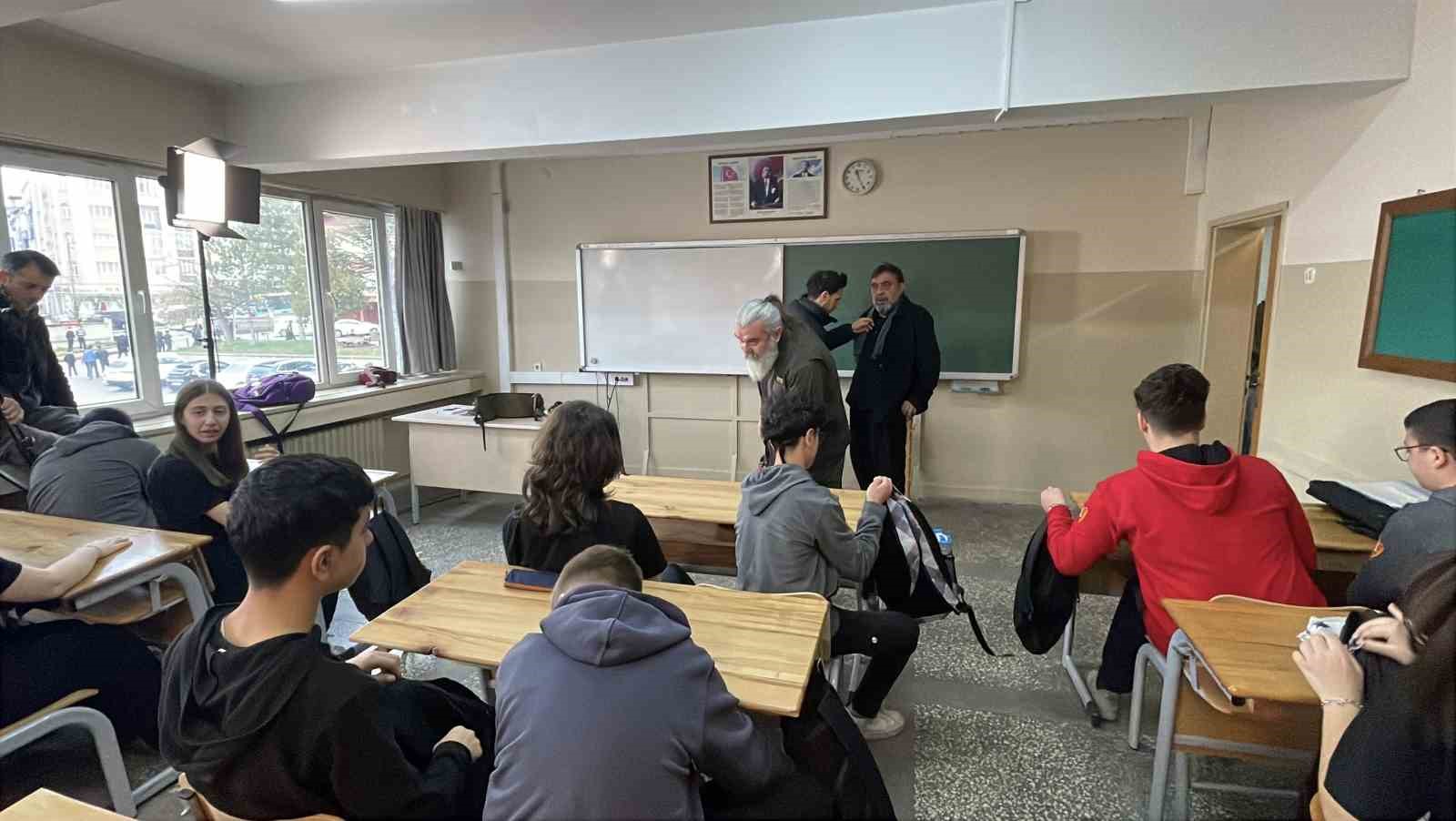 Sinema ve tiyatro oyuncusu Ahmet Yenilmez savaşta mezun veremeyen okulun öğrencileri ile buluştu 7 sinema ve tiyatro oyuncusu ahmet yenilmez savasta mezun veremeyen okulun ogrencileri ile bulustu 3 5Iim9vWc