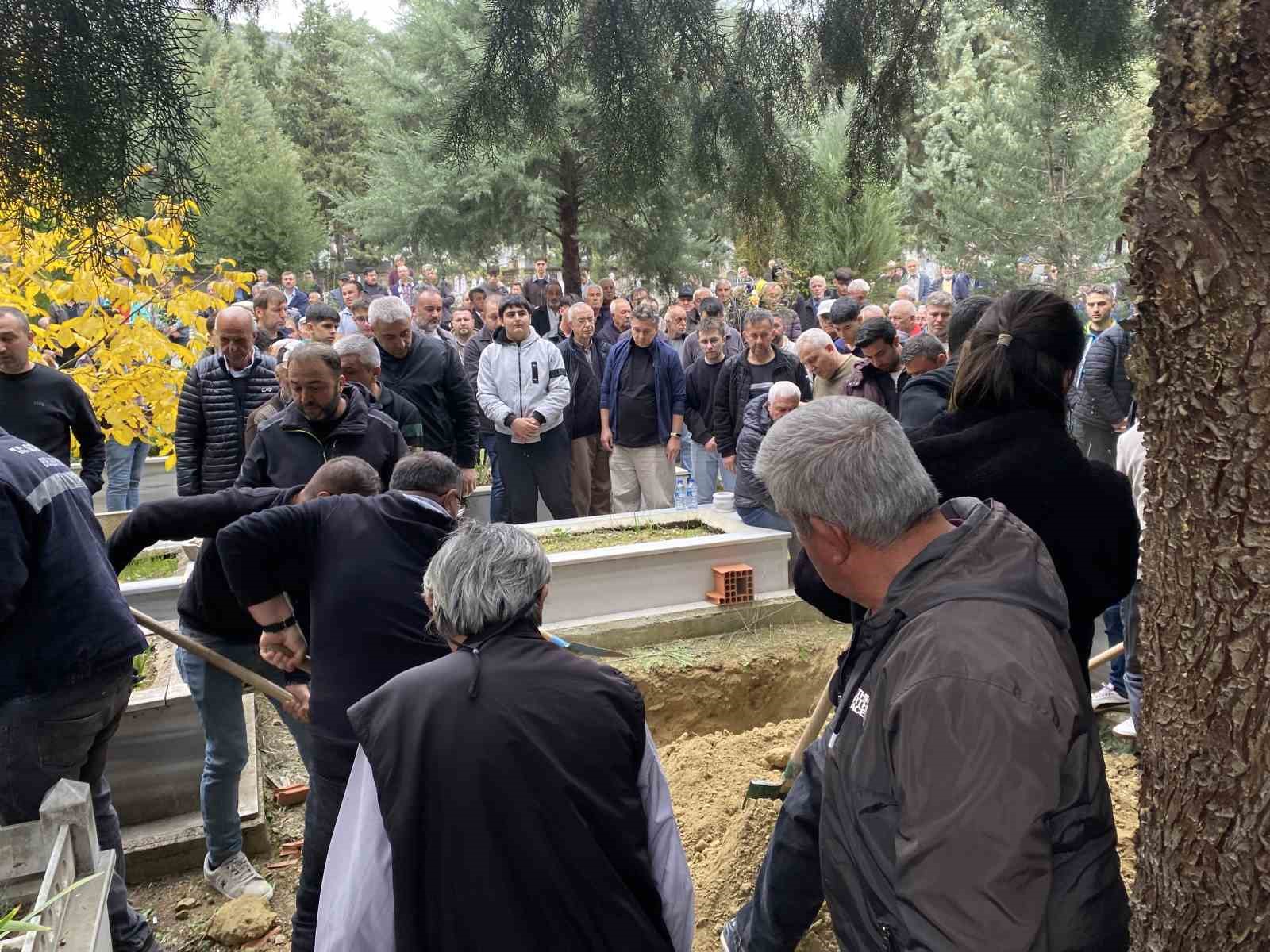 Sınıf arkadaşının yumruğuyla ölen 16 yaşındaki İsmail Mert Küçükbaşar Bilecik’te toprağa verildi 6 sinif arkadasinin yumruguyla olen 16 yasindaki ismail mert kucukbasar bilecikte topraga verildi 2 MpmkjN43